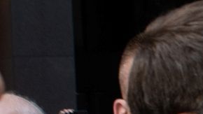 Macron saludando a Gloria Requena