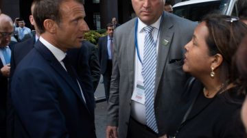 Macron saludando a Gloria Requena