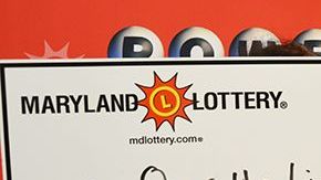 El afortunado jugador muestra su premio de Powerball.