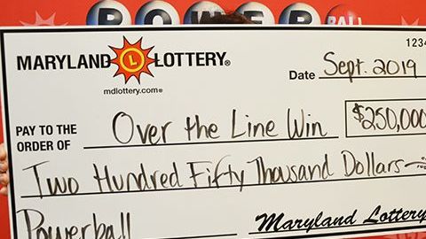 El afortunado jugador muestra su premio de Powerball.