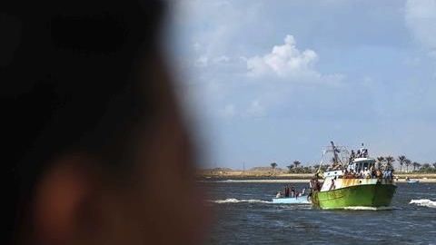 Siguen las travesías de migrantes en el mar Mediterráneo.