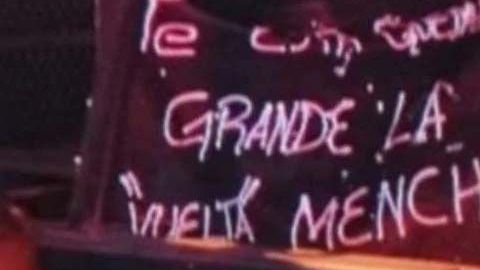 Las narcomantas fueron divisadas en patrullas policiacas descompuestas.