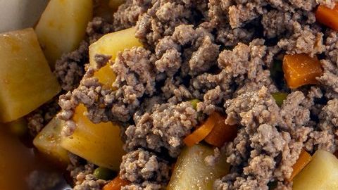 El picadillo es uno de los guisados más comunes de las mesas familiares en México y ciertos países de Latinoamérica.