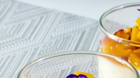 Explota tu creatividad y prepara diferentes versiones de Panna cotta integrando tus salsas, frutas, frutos secos y esencias favoritas.