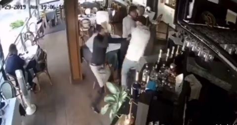 El mesero le dio el plato en la cabeza.