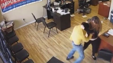 Video de vigilancia captó el momento del incidente.