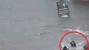 Desesperada, intentó llegar a las otras personas pero no lo logró.