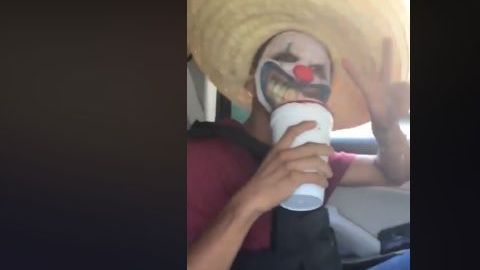 Los sujetos toman van armados y beben cerveza.