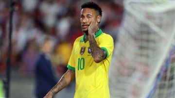 Neymar, la estrella de Brasil, no pudo hacer nada para evitar la derrota de la 'verdeamarelha'.