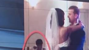 La madre eligió un vestido de novia que le había enviado a su hija.