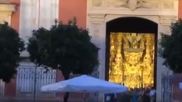 Los meseros se convirtieron en ángeles guardianes de esta novia.