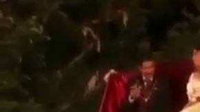 Los novios saludaban felices, sin imaginarse que algo saldría mal.