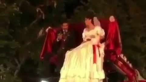 Los novios saludaban felices, sin imaginarse que algo saldría mal.