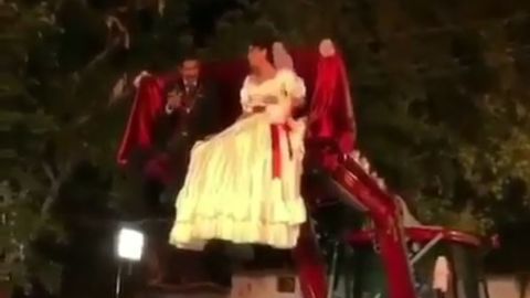 Los novios saludaban felices, sin imaginarse que algo saldría mal.