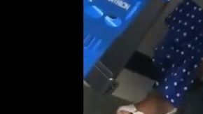 La pareja quedó al descubierto por la puerta que no cubría los pies.