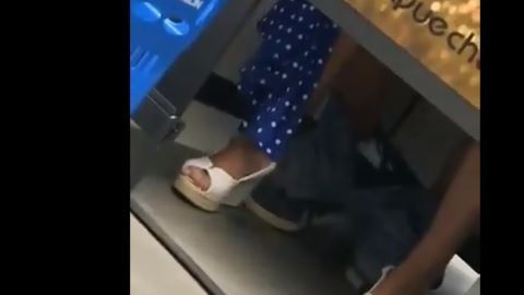 La pareja quedó al descubierto por la puerta que no cubría los pies.