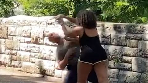 El hombre esquiva a como dé lugar el teléfono.