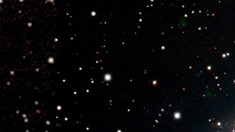 Imagen de la galaxia Fireworks (NGC 6946) del Digital Sky Survey, con datos del observatorio NuSTAR (en azul y verde).