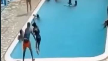 El joven arrojó a la chica dos veces, con violencia, al agua.