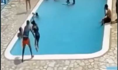 El joven arrojó a la chica dos veces, con violencia, al agua.