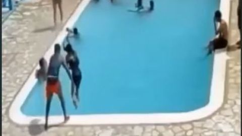 El joven arrojó a la chica dos veces, con violencia, al agua.