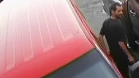 El sospechoso al bajar de su auto