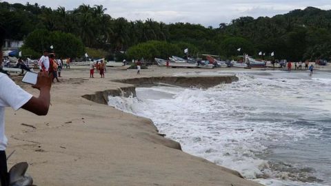 La playa de Puerto Escondido parece que se hundió debido fenómeno, conocido como pleamar.