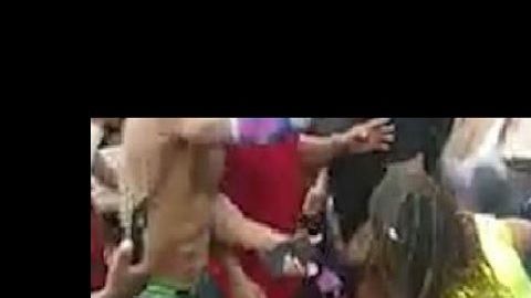 Uno de los policías en pleno twerking.