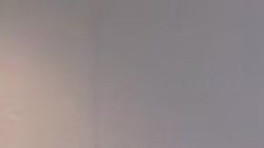 Yunier García al abrazar a su prima.