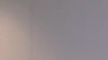 Yunier García al abrazar a su prima.