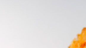 La mujer olfateó y vio la comida, y notó que algo no estaba bien con esta.