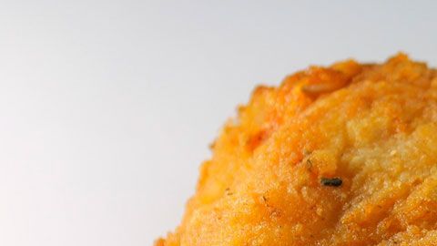 La mujer olfateó y vio la comida, y notó que algo no estaba bien con esta.