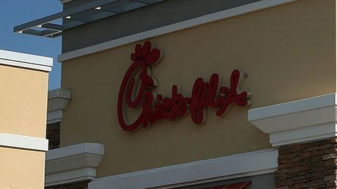 EL fundado jugó con las palabras "filete de pollo" en inglés para crear su propio nombre.