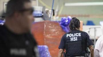 Agentes de ICE arrestaron a decenas de indocumentados en plantas procesadoras de alimentos en Mississippi.