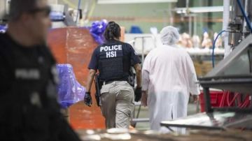 Agentes de ICE arrestaron a decenas de indocumentados en plantas procesadoras de alimentos en Mississippi.