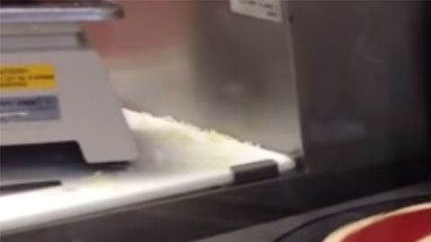 En Costco cuentan con un poco de ayuda de la tecnología para preparar la comida mucho más rápido.