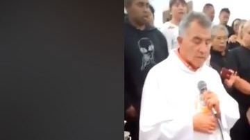 A empujones, el padre fue llevado al frente del féretro.