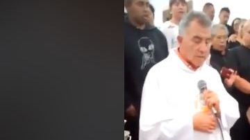 A empujones, el padre fue llevado al frente del féretro.