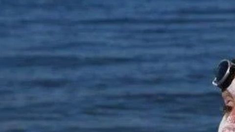 Sarah Thomas bate récord en natación en mar abierto justo después de vencer un cáncer.