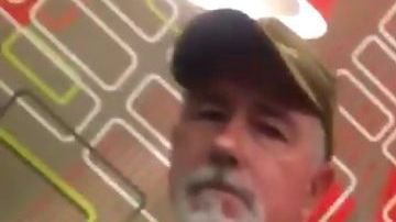 "¡Habla en inglés!", le dijo a la joven.