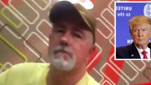 "¡Habla en inglés!", le dijo a la joven.