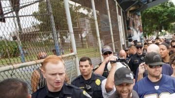 Grupo de nacionalistas blancos siendo escoltados hasta sus coches.