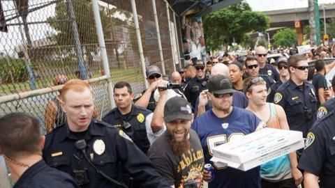Grupo de nacionalistas blancos siendo escoltados hasta sus coches.