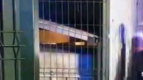 Policías antimontines ngresaron al penal.