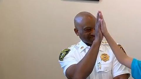 Douglas Grimmett en su despacho policial