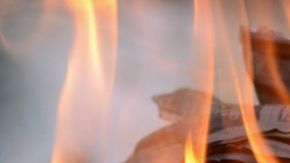 La joven utilizó un soplete para hacer dicha acción.