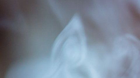 Los cigarros electrónicos con sabor atraen a los jóvenes.