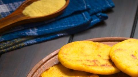 Las arepas son una especie de panecillos de harina de maíz precocida, que forman parte de la cultura gastronómica de diversos países latinoamericanos.