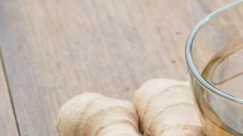 El gingerol es el componente activo del jengibre fresco es el responsable de su sabor picante y le aporta propiedades antiinflamatorias muy potentes.