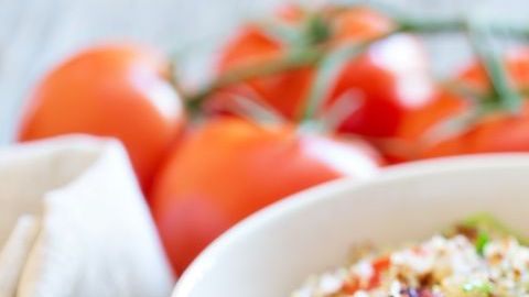 El consumo de quinoa ayuda a disminuir el estado de estrés, debido a su contenido en un aminoácido llamado tirosina y al efecto tranquilizante del triptófano y la glicina.